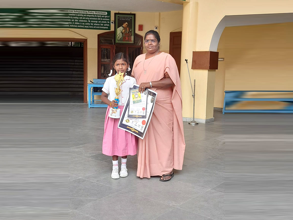 Class III student Hanshini won the World Star Certificate for spinning LED sticks nonstop for three hours.
